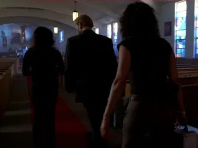 Cena do episódio 5: Ashes To Ashes